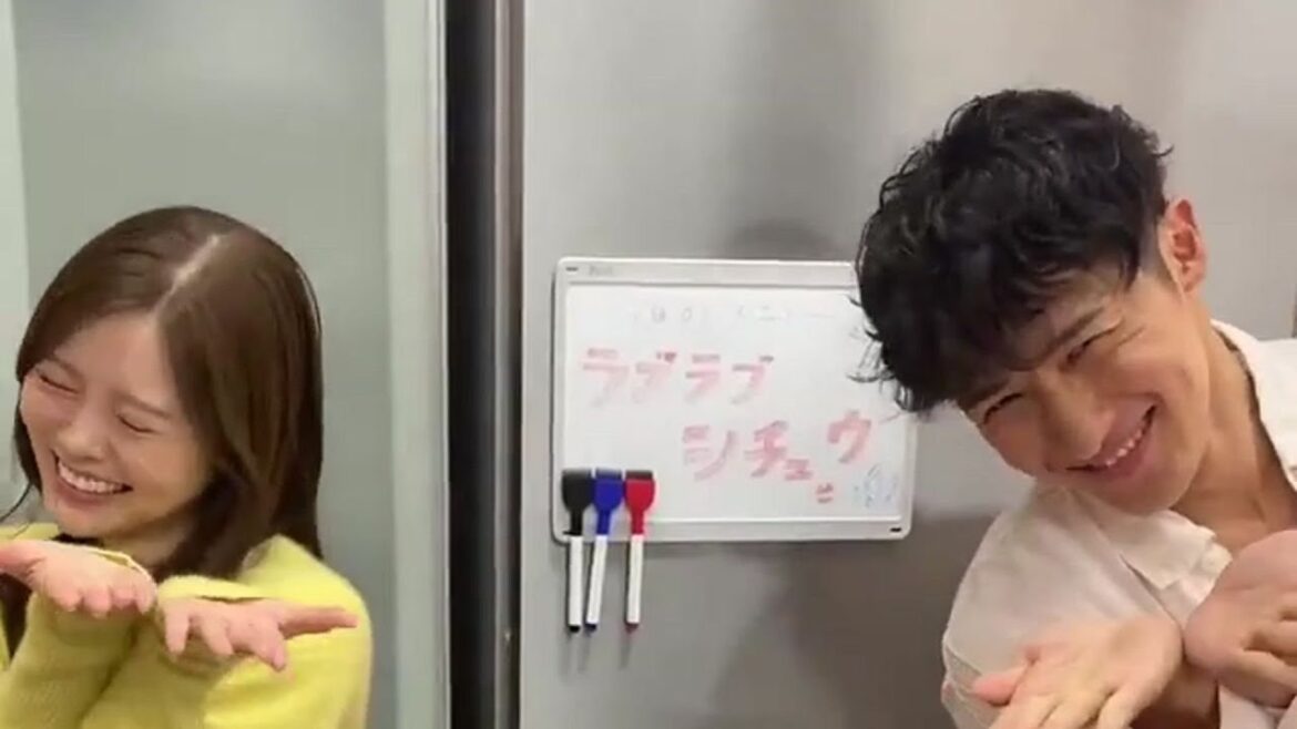 岩本照はノリノリ&白石麻衣は照れまくり!“ラブラブシチュウ”を「召し上がれ」と差し出すムービーに「たつりかかわいすぎ」「ひーくん乙女」の声集まる