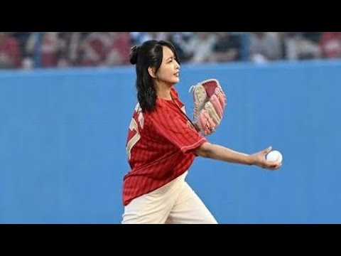 🎉⚾️加藤夏希(40)まさかの下手投げ始球式‼️4児ママの笑顔が可愛すぎて観客歓声😍