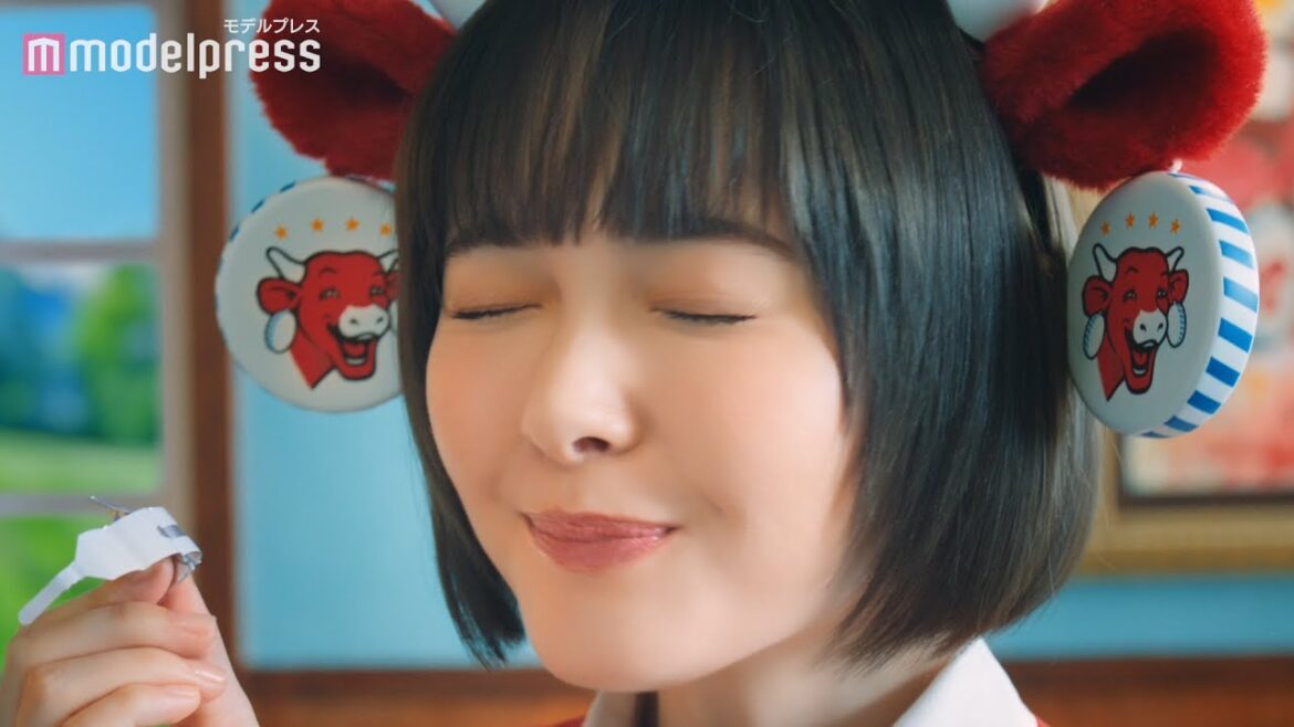 玉城ティナ、キュートな牛のコスプレでとびきりの笑顔「ベルキューブ」WEB CM