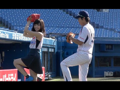 川口春奈、ミニスカで初の始球式 『ミルージュ飲んでゴキュン!ナイター』