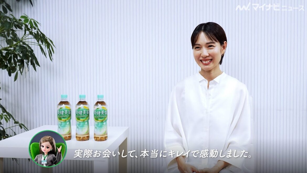 戸田恵梨香、リカちゃんから褒められ笑顔を見せる!ランニングマシンに乗っての撮影を初体験 新「爽健美茶」新CM&インタビュー映像公開