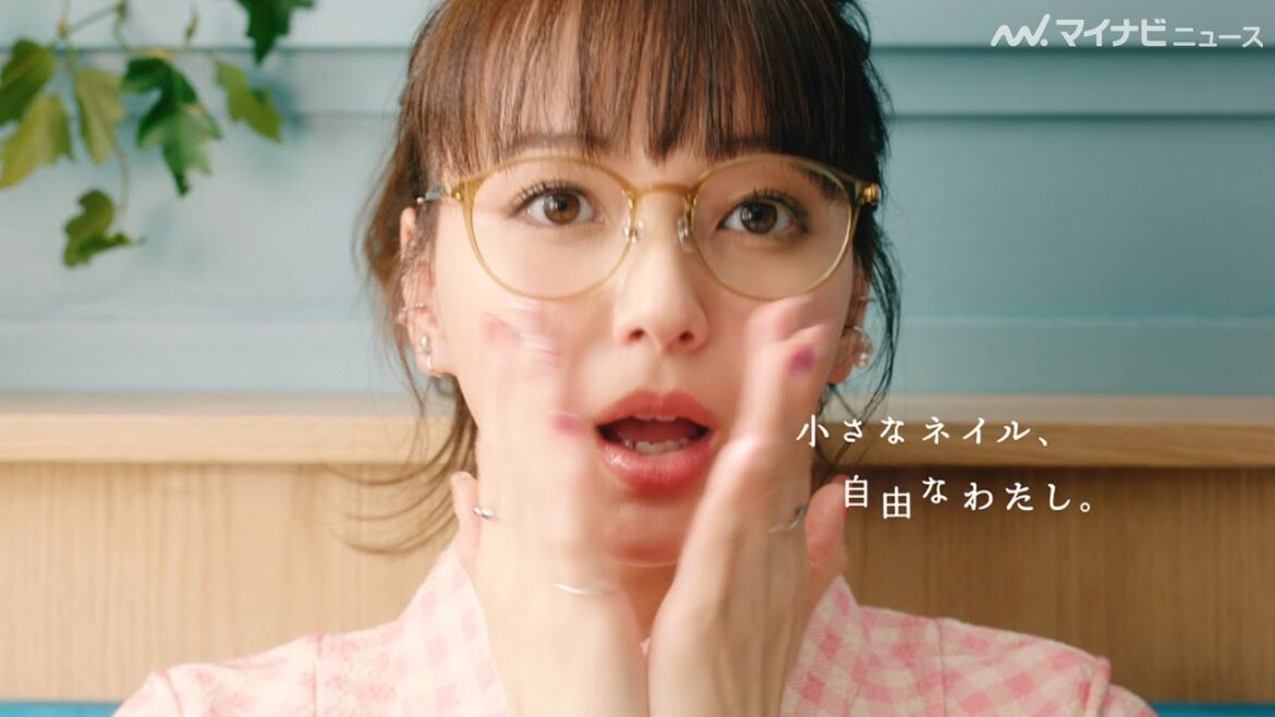 多部未華子のドアップにドキッ!メガネ×ポニーテール姿がかわいすぎる 韓国発セルフジェルネイル・ブランド「ohora」新CM「小さなネイル、自由なわたし。」「友人とカフェで」篇