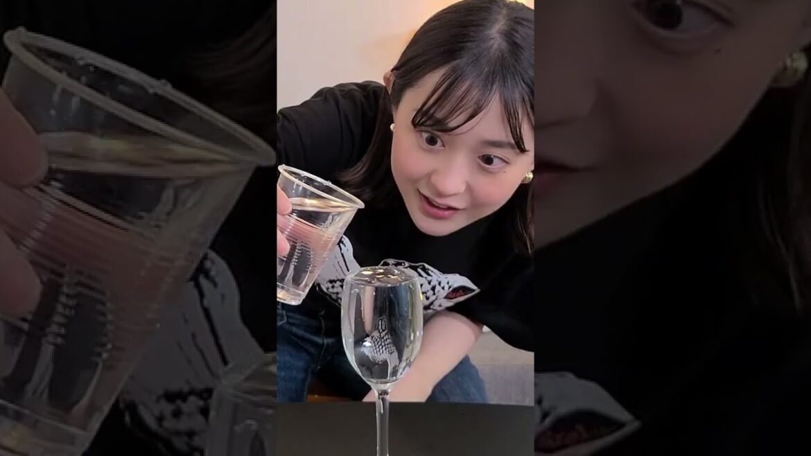 溢れたら負け!可愛い女子が表面張力対決してみた!#Shorts #日常