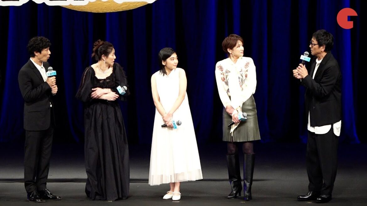 堺雅人&井川遥、舞台挨拶での謎のハプニングに固まる…大森南朋「俺じゃないよね?」
