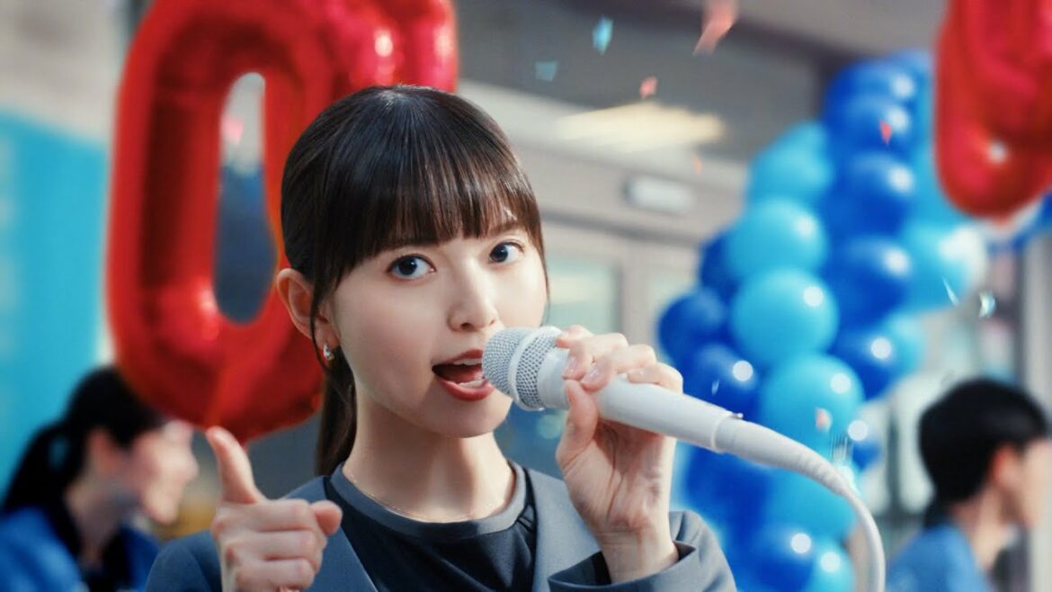 齋藤飛鳥、シブがき隊の名曲「NAI・NAI 16」替え歌を熱唱!?反町隆史と夢の初共演 新テレビCM「スマホデビュー祭」篇