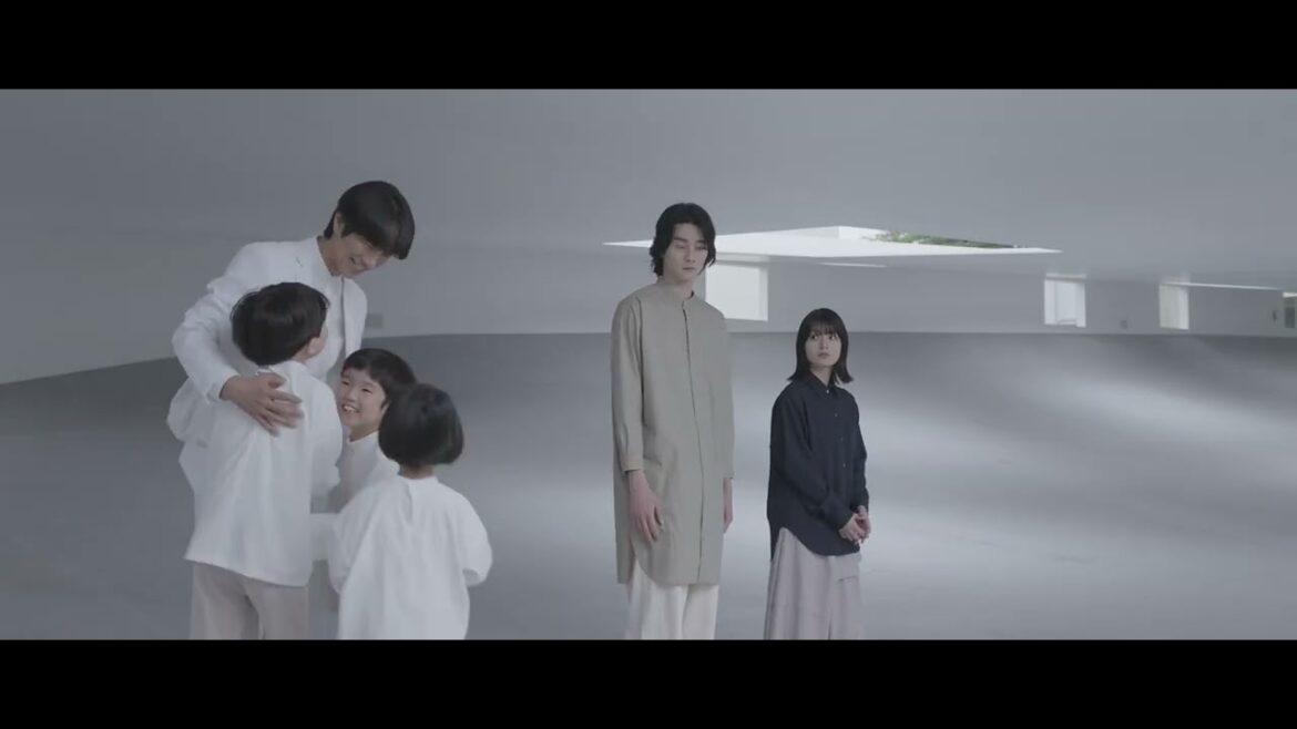 村田沙耶香×蒔田彩珠、映画『消滅世界』白一色に包まれた“性愛のない”実験都市・エデン眞島秀和も登場する本編・メイキング映像【2025年11月28日公開】