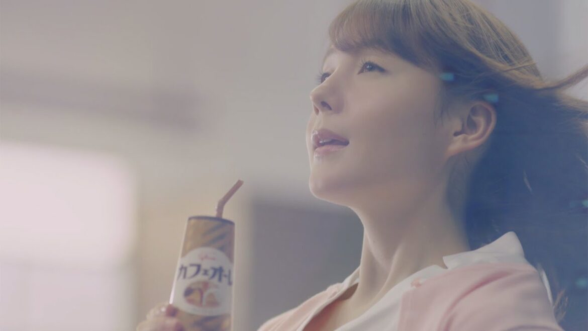トリンドル玲奈、「カフェオーレ」新CMでくつろぎの表情
