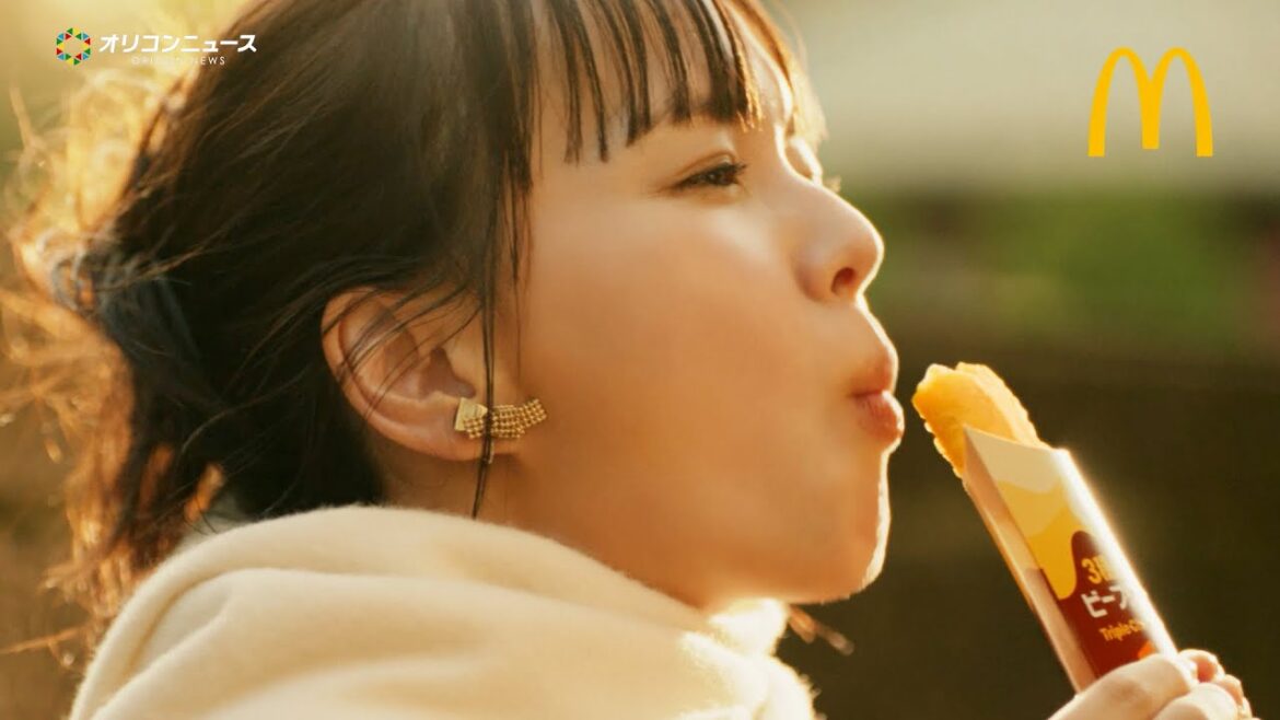 多部未華子、セリフは「チ」だけ?茶目っ気たっぷりにビーフシチューパイをほおばる マクドナルド新TVCM『とろ~り3種のチーズのビーフシチューパイ』