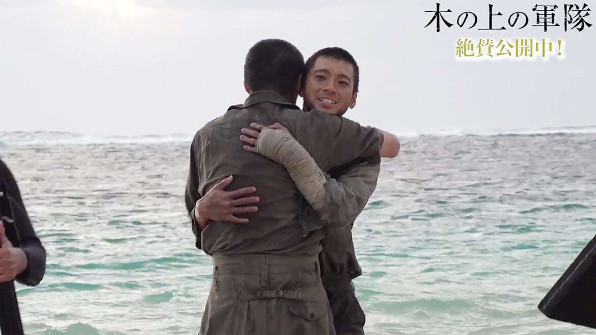 山田裕貴、堤真一と感動のハグ 涙ぐみながら「堤さんが上官で本当によかった」 映画「木の上の軍隊」クランクアップメーキング映像