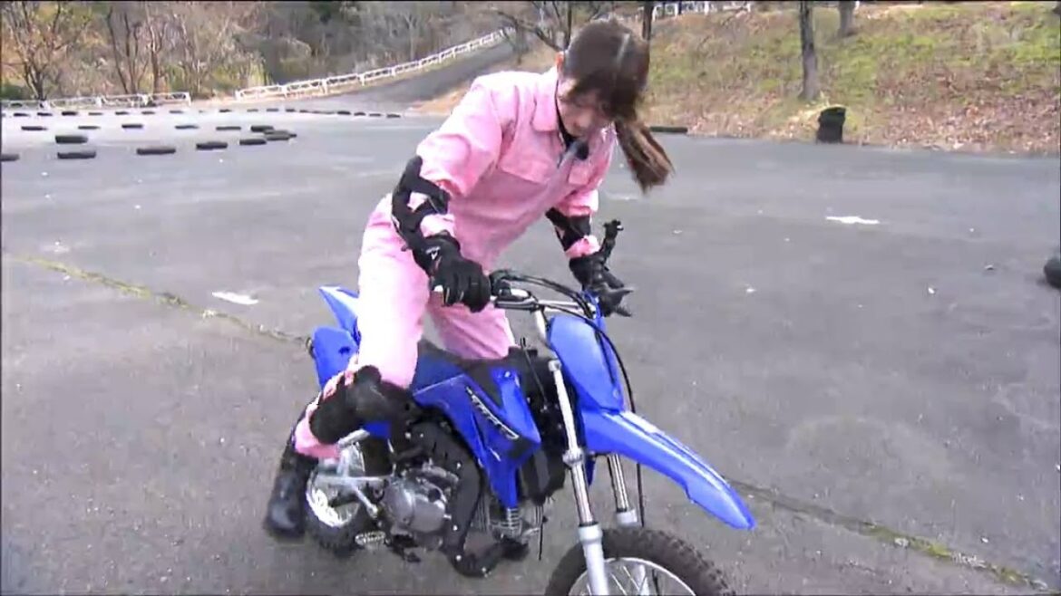 キックでエンジンかける?”バイク未経験”佐藤朱アナを現役レジェンドライダーがSUGOでサポート”初心者バイク道”「できる」と信じた先に広がる世界とは