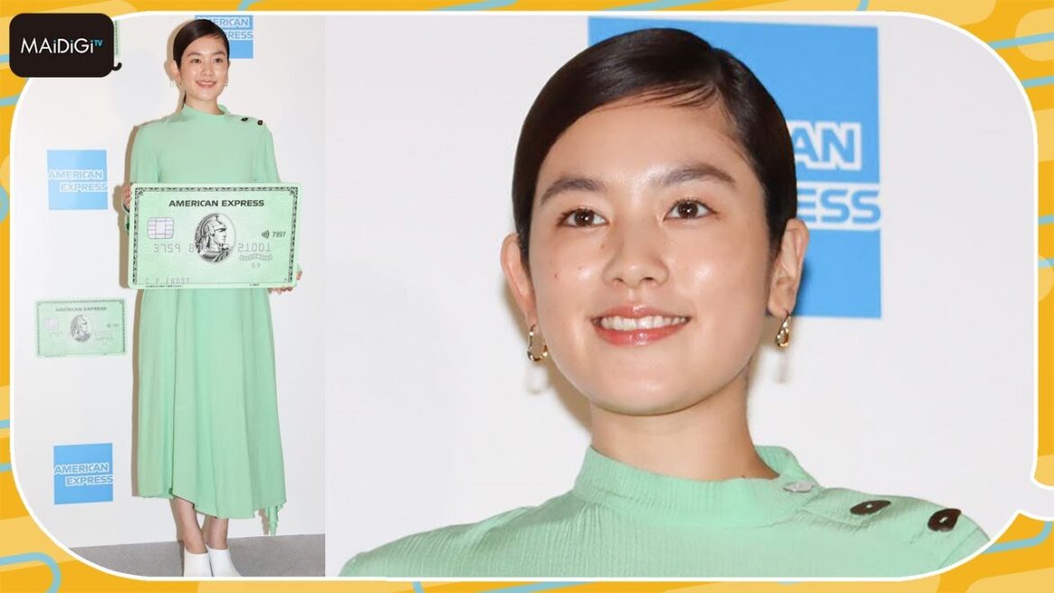 筧美和子、シンプルワンピで爽やかコーデ 「アメリカン・エキスプレス・カード」と色ぴったり
