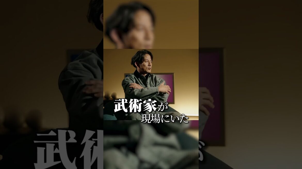 成田悠輔に真剣アクション指導をする岡田准一