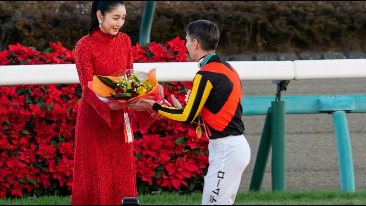 【長澤まさみ】女神君臨!最後にC.デムーロに逆花束贈呈で照れ笑い