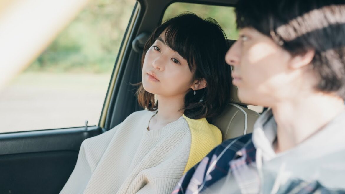 高杉真宙×伊藤万理華、朝焼けの車中告白シーン解禁! 映画『架空の犬と嘘をつく猫』