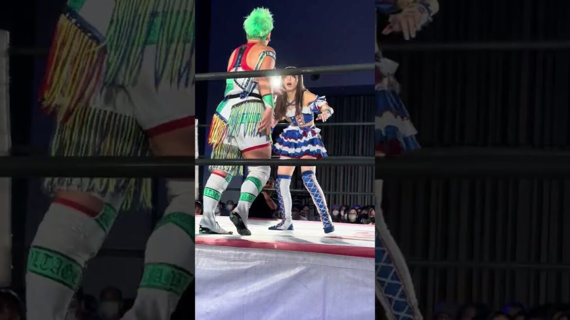 荒井優希のフロントハイキックを水波綾は何発も受け止めるとショルダータックルで倒していく 東京女子プロレス「WRESTLE PRINCESS IV」 2023年10月9日 #荒井優希 #水波綾