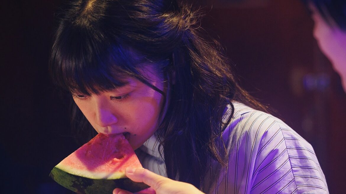 深川麻衣、スイカ頬張り“ある男”を思い出す 「男とスイカを食べるのは官能的瞬間」? 映画「人生に詰んだ元アイドルは、赤の他人のおっさんと住む選択をした」本編映像