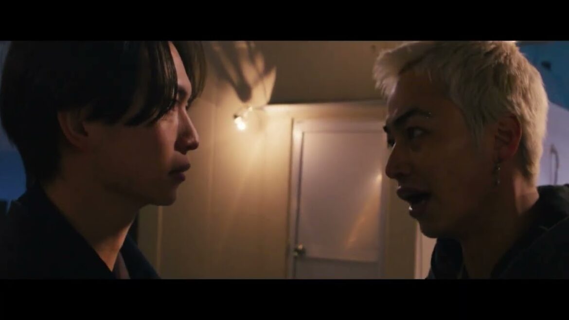 映画『東京逃避行』逃げる飛鳥(寺本莉緒)と日和(池田朱那)、守るエド(綱啓永)と追うメリオ(高橋侃)、緊迫の夜を捉えた本編映像【2026年3月20日公開】
