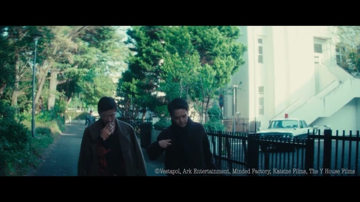浅野忠信&池松壮亮共演『レイブンズ』本編映像「警察署へお迎え」編