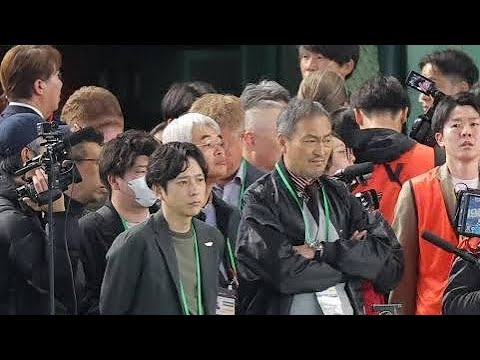 😲マイク故障の瞬間…二宮和也が即行動!源田壮亮を救った“神対応”にSNS感動🔥【WBC】