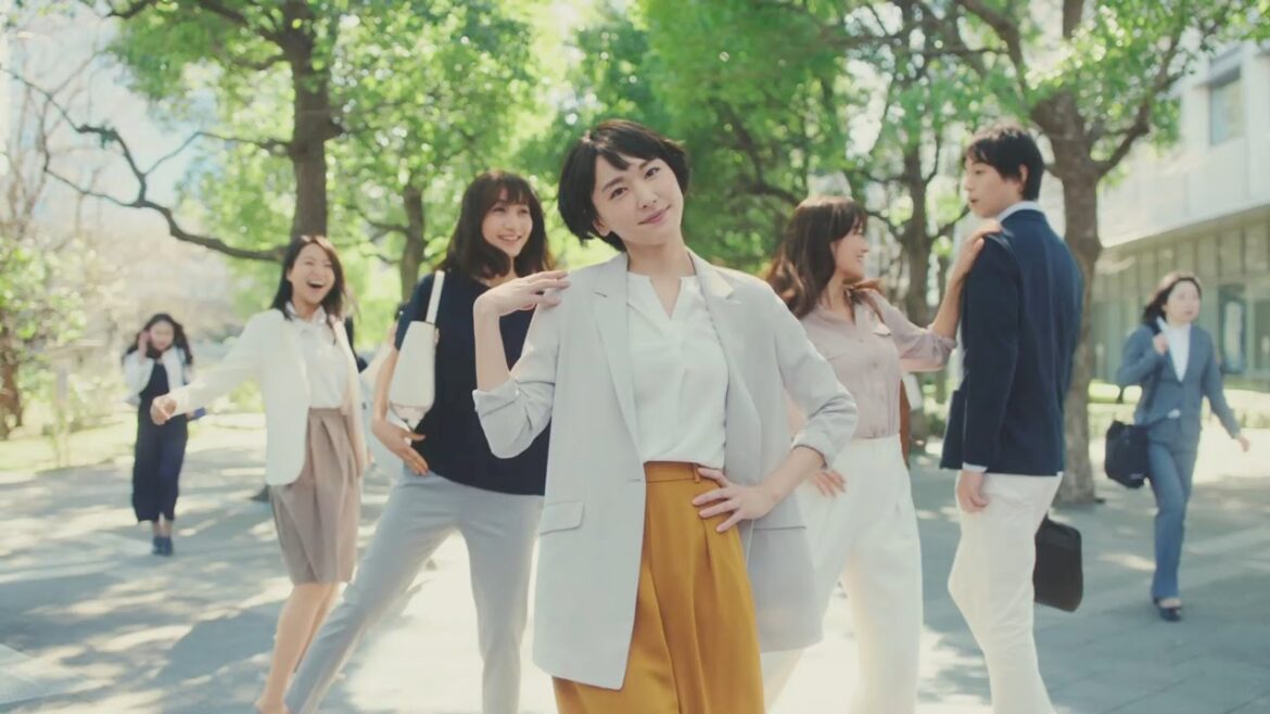 新垣結衣、新CMで“ゆるりん”ダンス披露 振付師・TAKAHIRO氏が監修 ユニクロ新TV-CM「ゆるりと着て、凛とするユニクロのドレープコレクション」