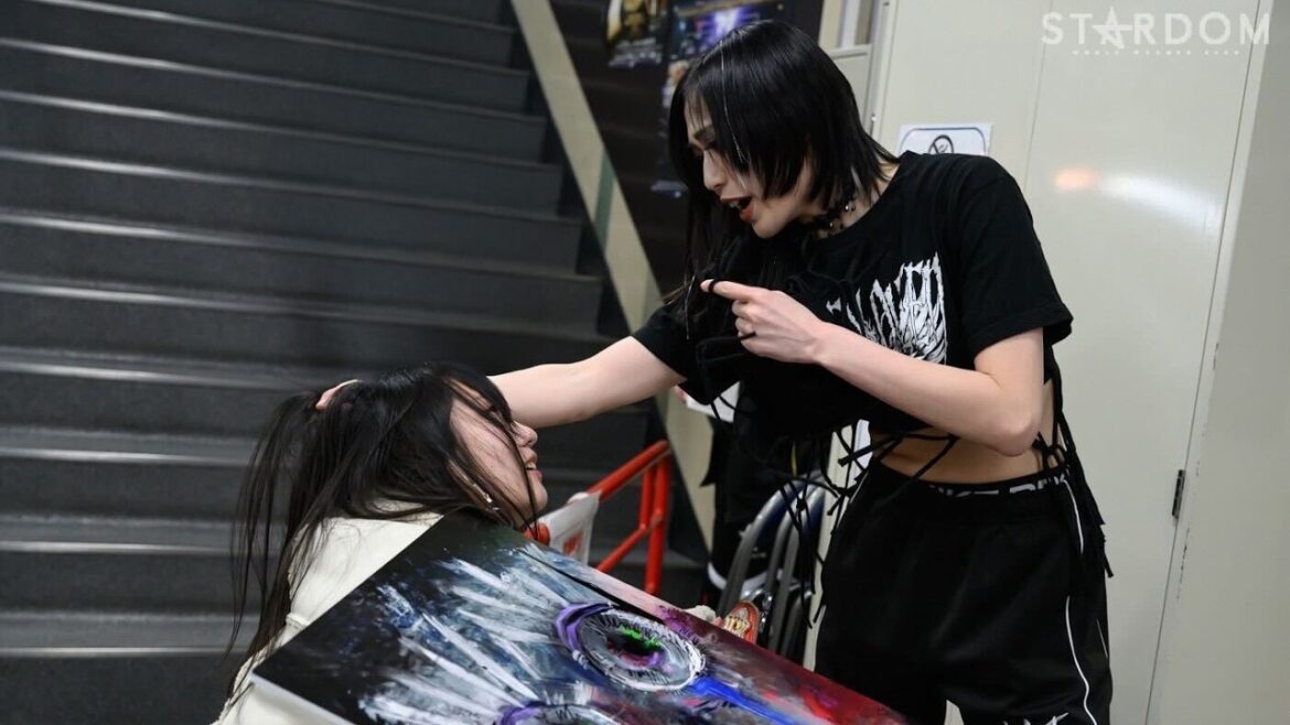 【スターダム】玖麗さやかが上谷沙弥の自伝お渡し会に自作の上谷沙弥の絵を持って乱入!【STARDOM】