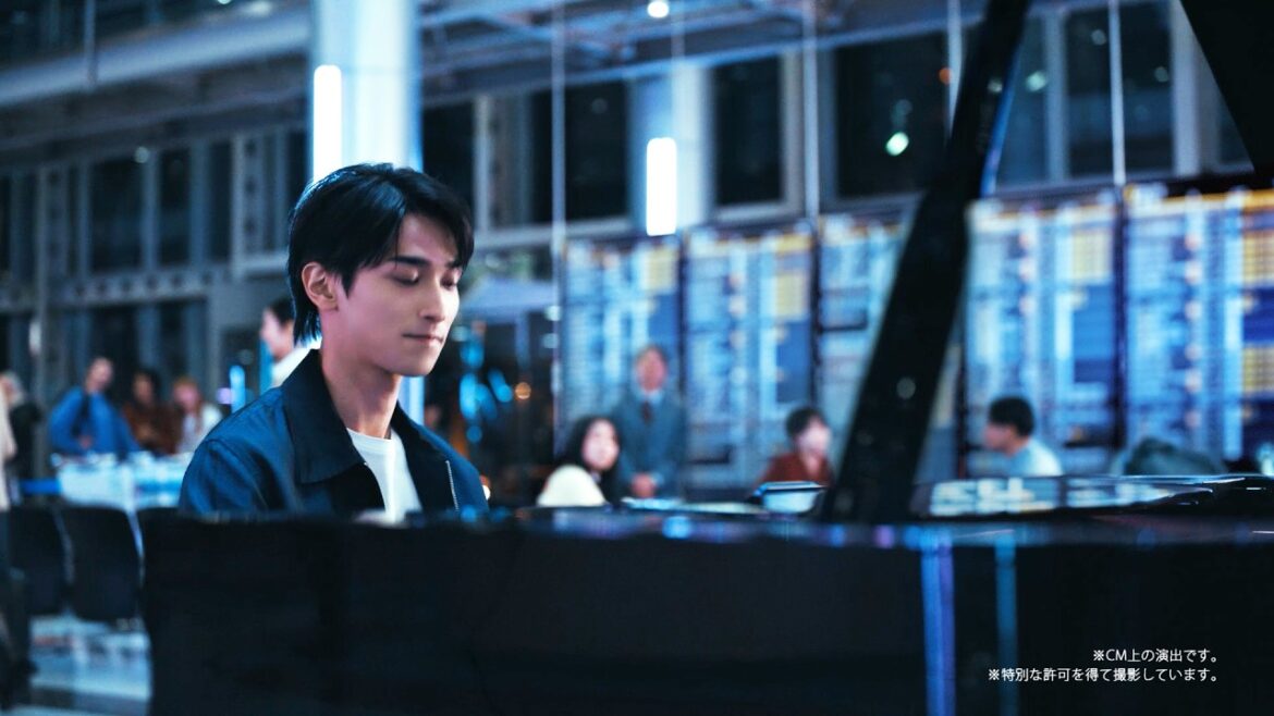 横浜流星、空港でパブリックピアノ演奏を披露 GalaxyブランドCM公開「Samsung Galaxy S26 Ultra」 新TVCM