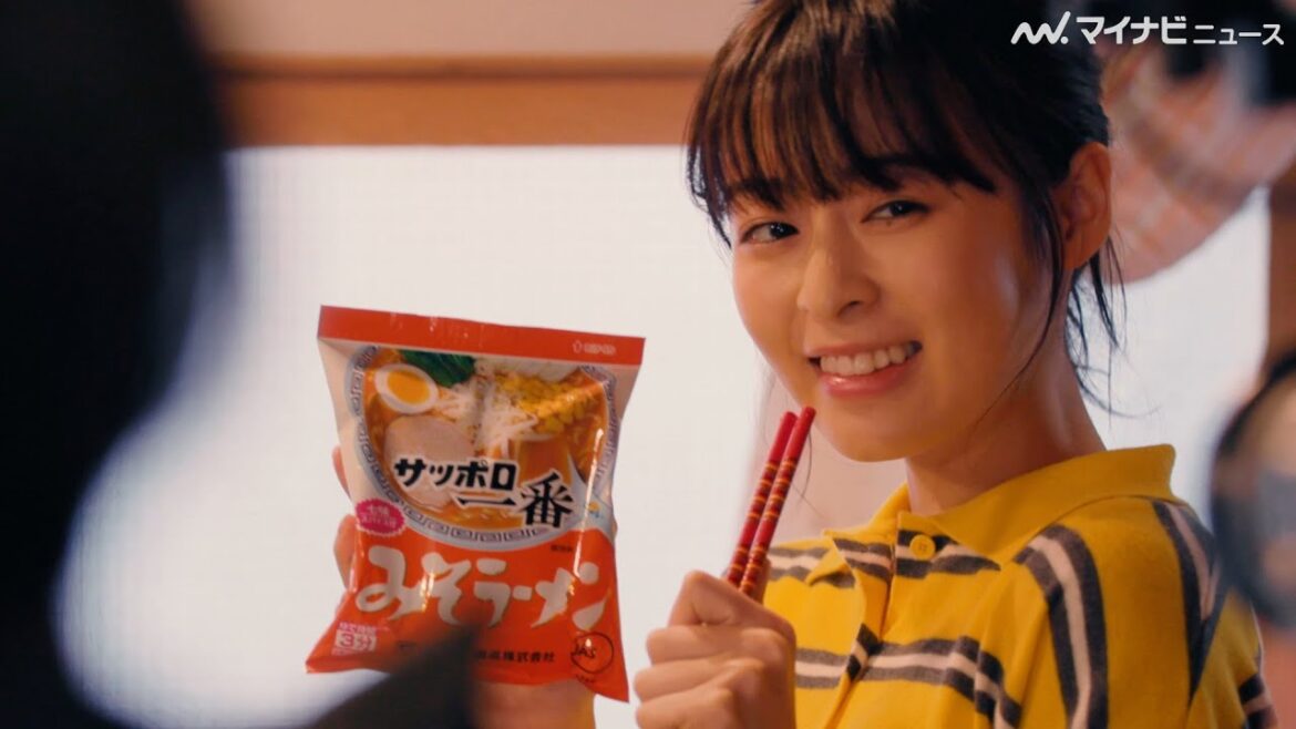森七菜、箸をマイクに元気に歌い上げる!ラーメンを作るウキウキな姿にも注目!『サッポロ一番』 新CM&メイキング・インタビュー映像公開