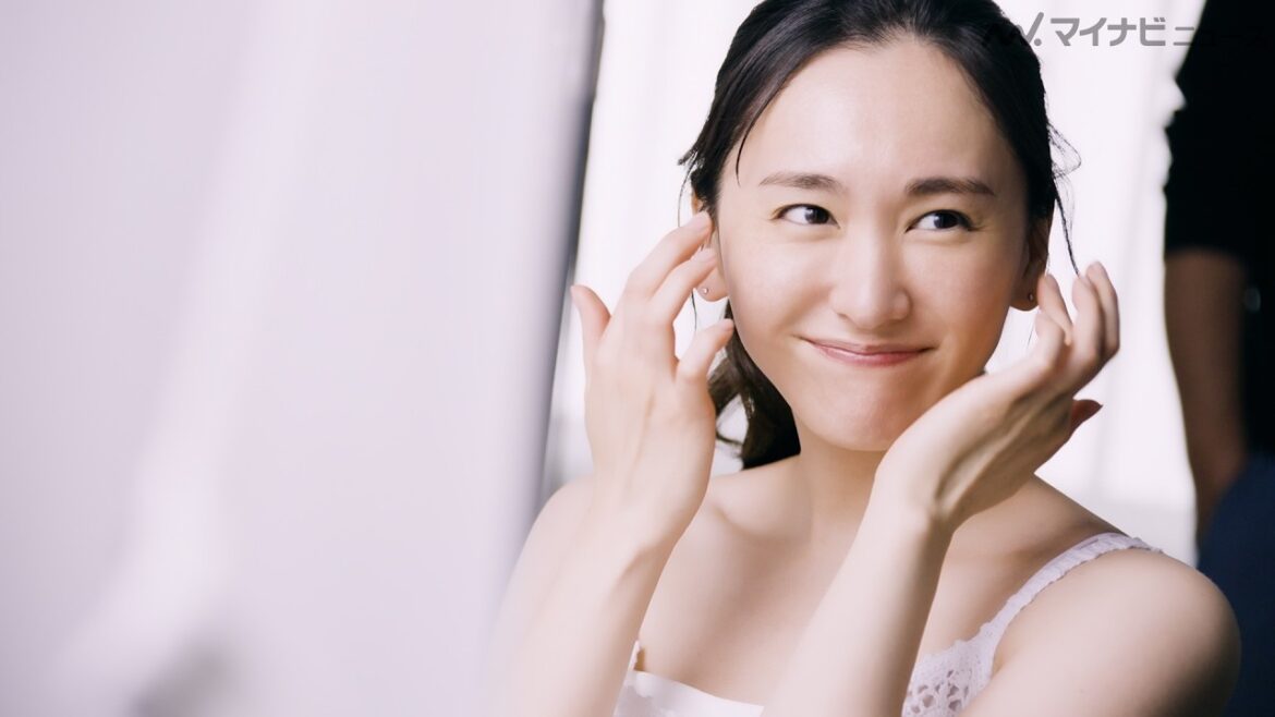新垣結衣、ゆでたまごとタイマンを張れるレベルの美肌を披露『薬用雪肌精』新CM『ゆきわたれ、美白力。』編&メイキング&インタビュー公開