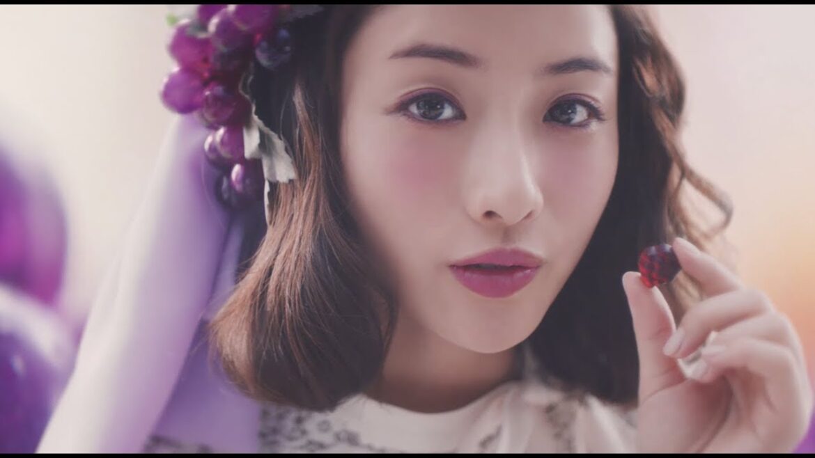 石原さとみが果汁グミの小さな妖精に変身!/果汁グミ新TVCM「果汁じゅわわん」編(15秒)