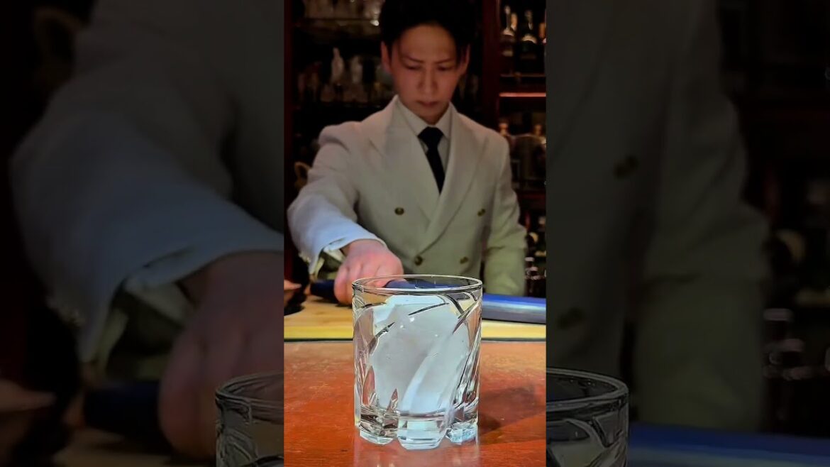 世界が注目している方のバーテンダー 麻布十番にあるセンティフォリアは駒井 優三さんの圧巻のパフォーマンスが楽しめるバー 1杯4,000円と値ははりますが最高満足感でした #japanesefood