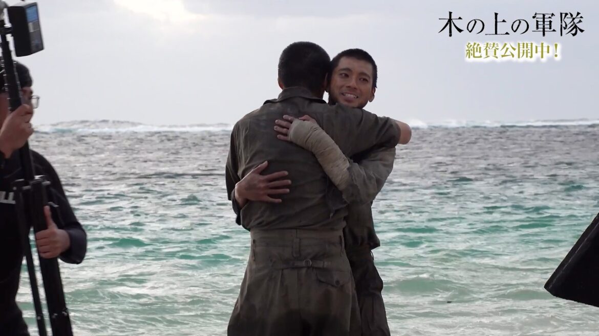 堤真一&山田裕貴が抱き合い感涙する感動のメイキング映像公開 映画『木の上の軍隊』クランクアップメイキング映像