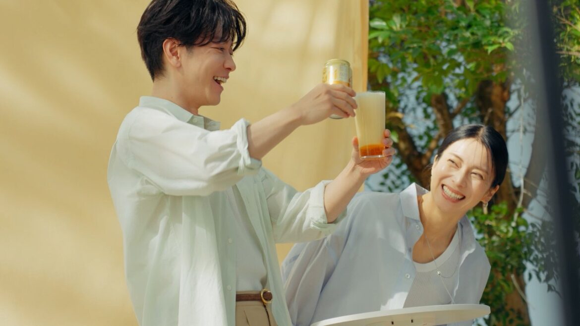 佐藤健の”泡だらけ”ビールに柴咲コウが爆笑!? 『アサヒ ゴールド』TVCM