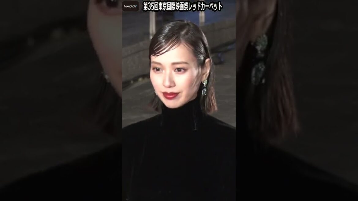 戸田恵梨香&永野芽郁、ロングゴージャスドレス&肩出しキラキラドレスで魅了! 「第35回東京国際映画祭」レッドカーペット【MAiDiGi TV】