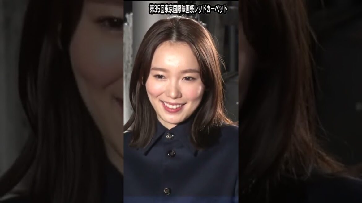 飯豊まりえ、美スタイル際立つパープルシャツ&パンツのセットアップ姿 「第35回東京国際映画祭」レッドカーペット【MAiDiGi TV】