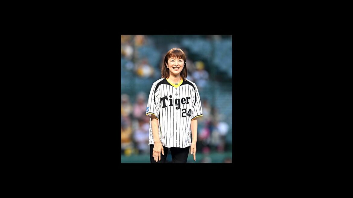 鈴木京香が甲子園に登場!空へ拍手で感動を呼ぶ