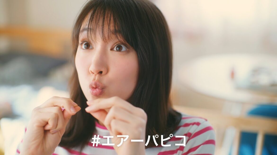 吉岡里帆、可愛すぎる“チュー顔”披露 「パピコ」新TVCM「みんなのパピコ」篇メイキング&インタビュー