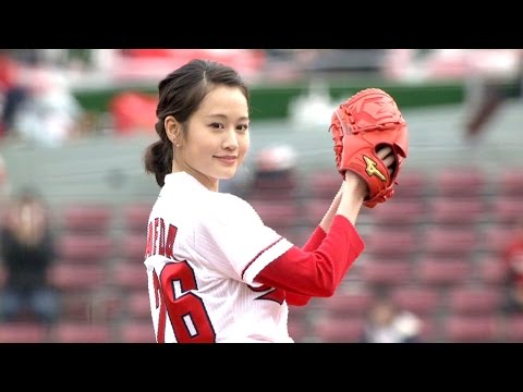前田敦子、始球式でミニスカ&生脚