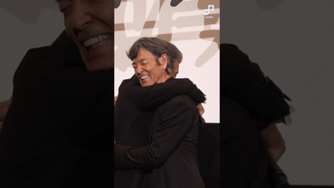 舘ひろし&柴田恭兵が熱いハグ、映画「あぶ刑事」初日