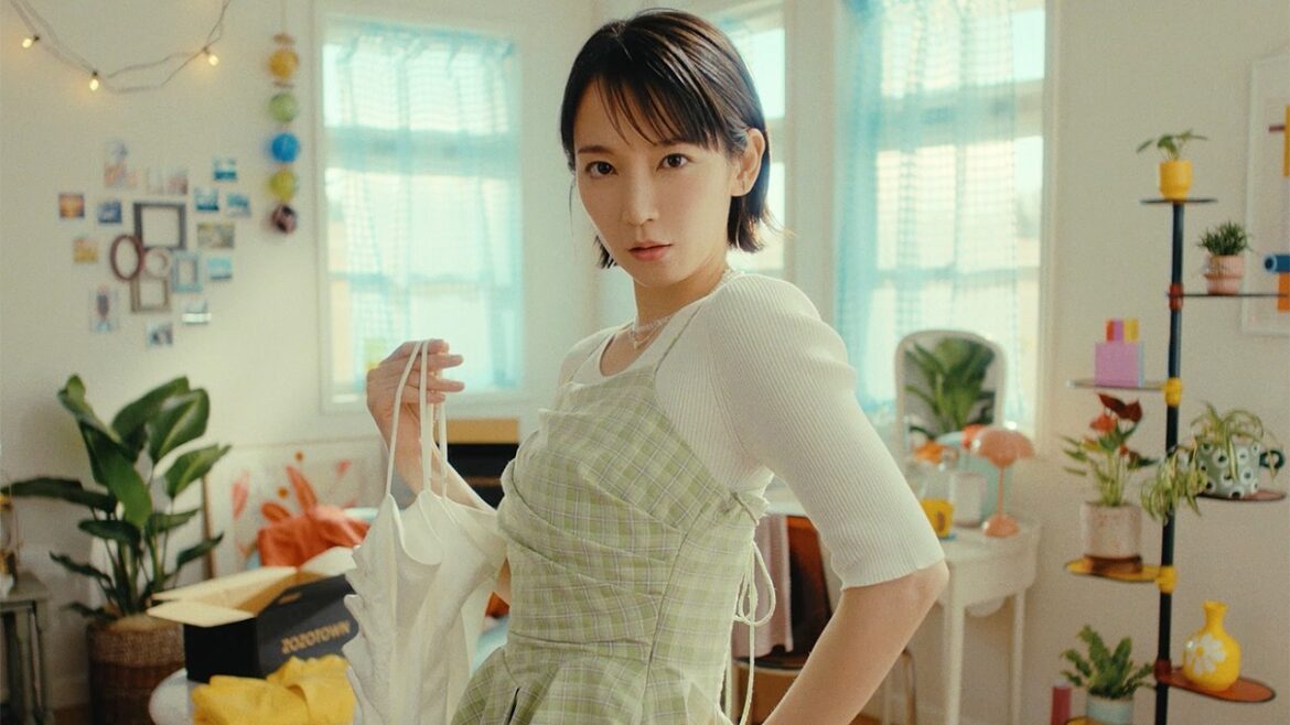 吉岡里帆、おしゃれ楽しむ 板垣李光人と初夏のお出かけ ZOZOTOWN新CM「待ち合わせ」編