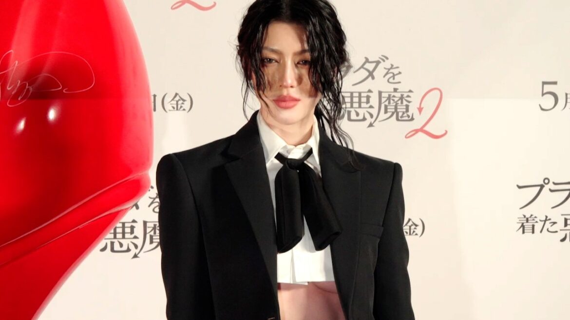 三吉彩花、美バストのぞく限界ミニ丈シャツ姿にドキッ!まあるいシルエット際立つカッティング