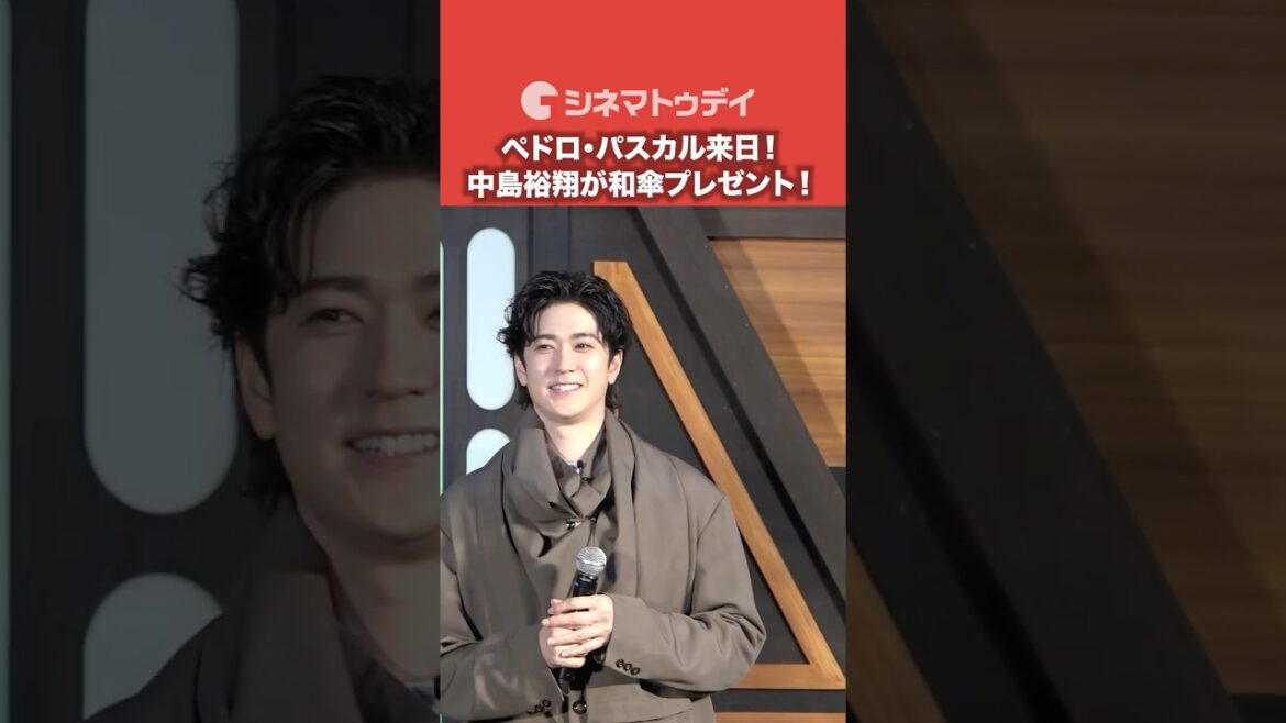 中島裕翔がペドロ・パスカル&ジョン・ファヴローに贈り物!『スター・ウォーズ/マンダロリアン・アンド・グローグー』#マンダロリアンアンドグローグー #ペドロパスカル #中島裕翔 #shorts