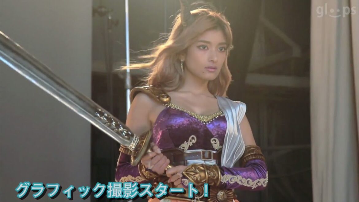 ローラ、セクシーなゲームキャラコスプレ姿でCMに 新作アプリ「SKY LOCK」CMメーキング映像