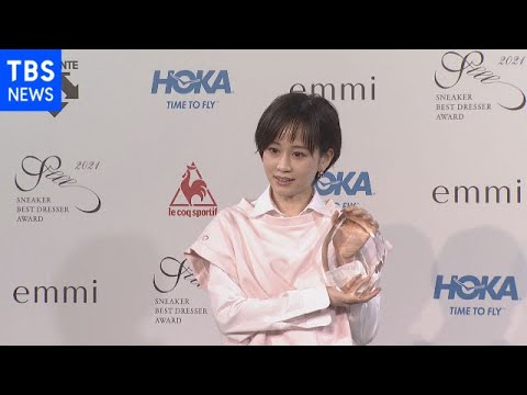 ママの顔 前田敦子“息子と同じスニーカー”