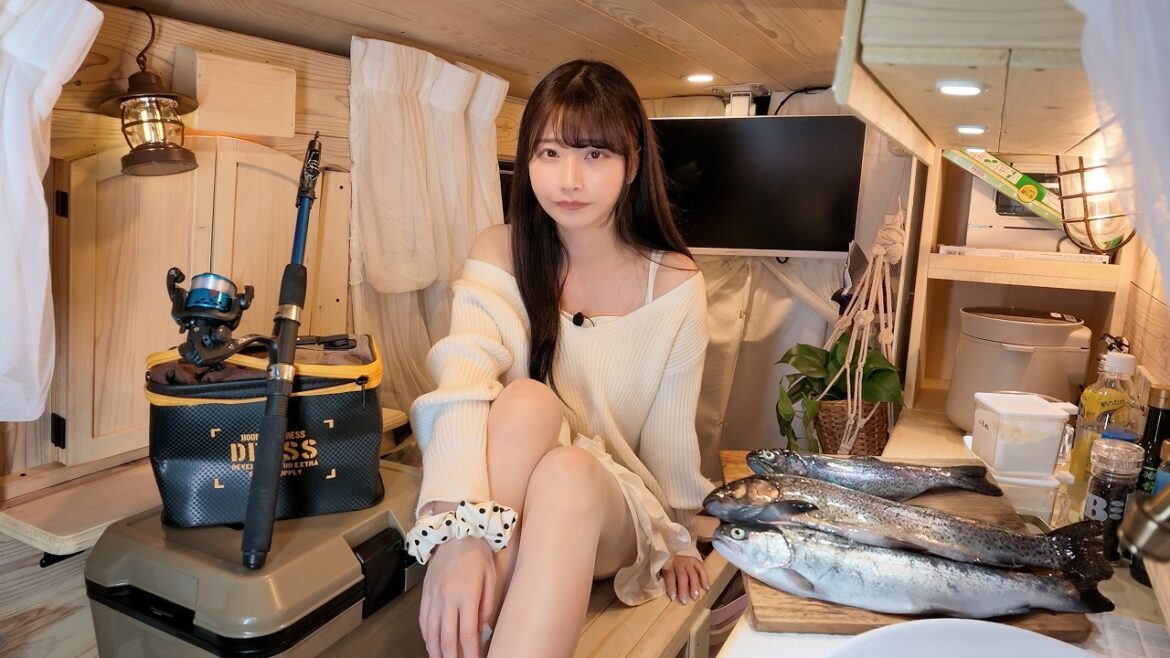 大雨の降る富士山で軽バン車中泊、女ひとり釣った魚を捌く夜…