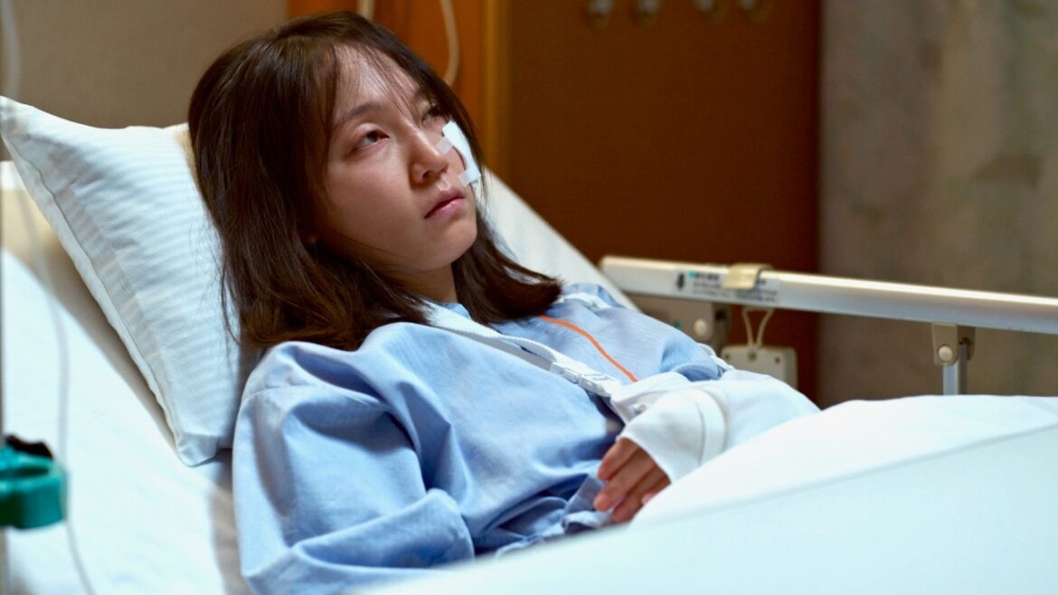 吉岡里帆、DV被害女性たちのシェルターへ…。奈緒が暴く“裏の顔”/映画『シャドウワーク』特報