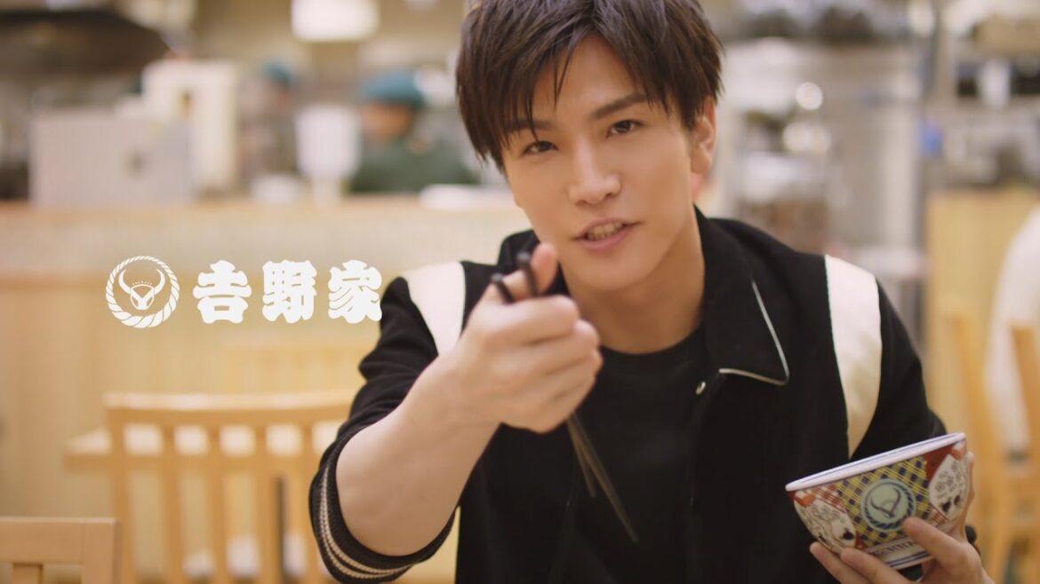 岩田剛典、吉野家でがっつく!至福の表情で「うま!」 吉野家新TVCM「がっつく牛カルビ定食」篇