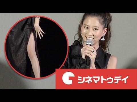 河北麻友子、大胆ナマ足!一千万ファッションで登場!劇場版『白鳥麗子でございます!THE MOVIE』の初日舞台あいさつ