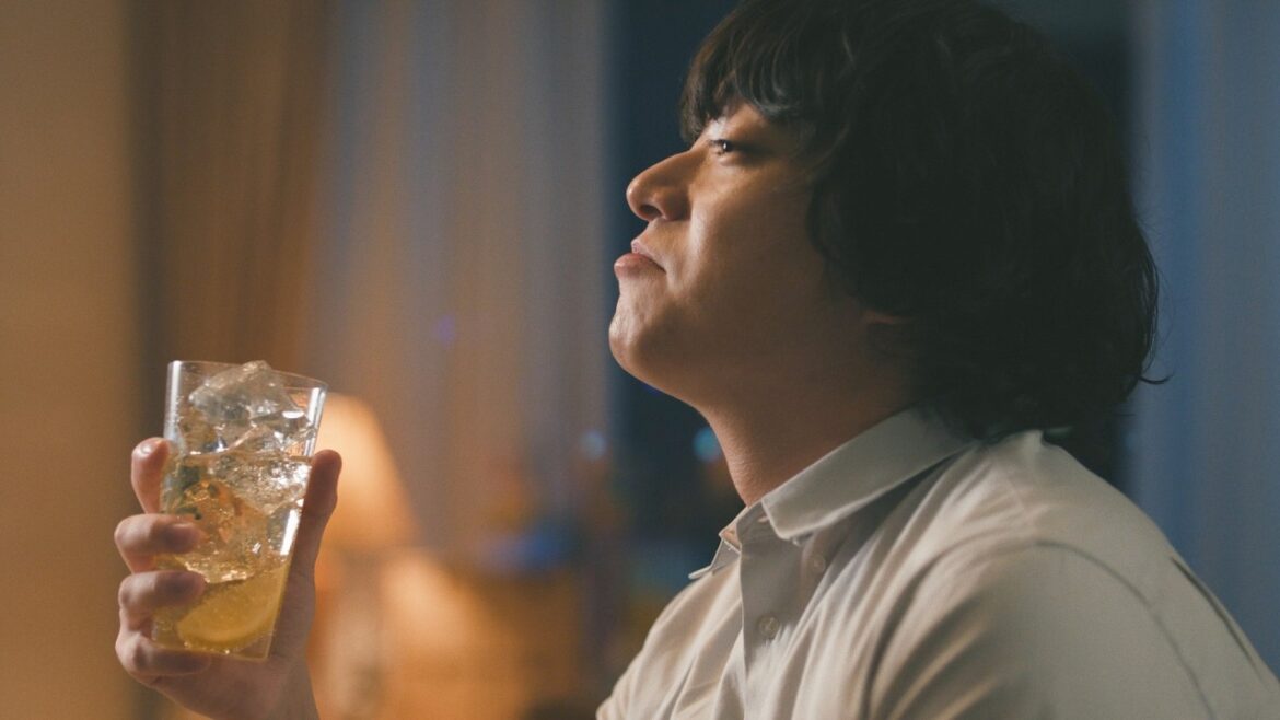 染谷将太、“父になった息子”を熱演 父の思いに気づく感動WEBムービー公開 サントリーウイスキー「角瓶」新WEBムービー「親⼦の答え合わせ」篇