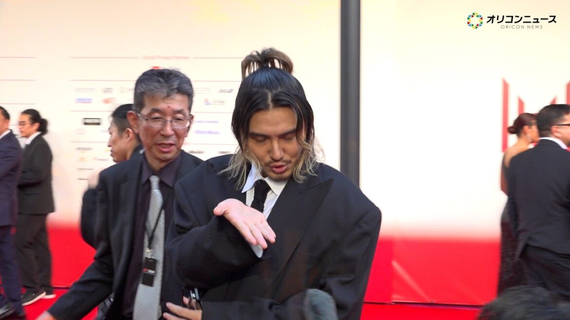 藤井風、記者への神対応に会場大熱狂!衣装のポイントを語る『MUSIC AWARDS JAPAN 2026』レッドカーペット