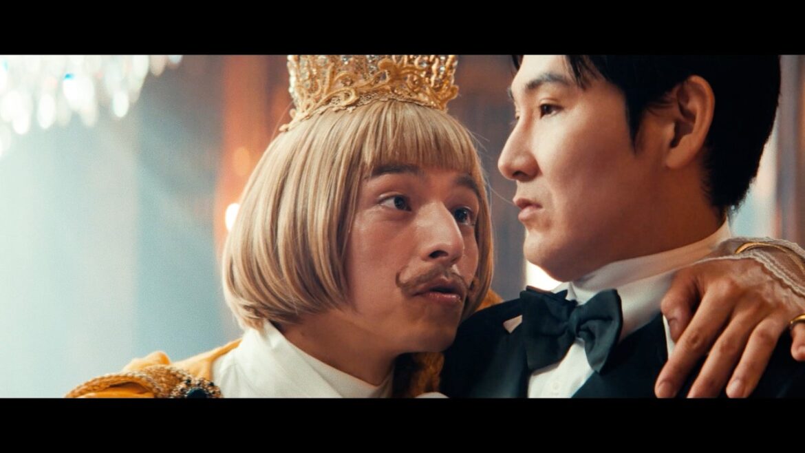 満島真之介、姉・満島ひかりの代理で「UQUEEN」シリーズ参戦!松田龍平とコミカルな掛け合い 『UQUEEN』シリーズ新TVCM「隣国の王子」篇